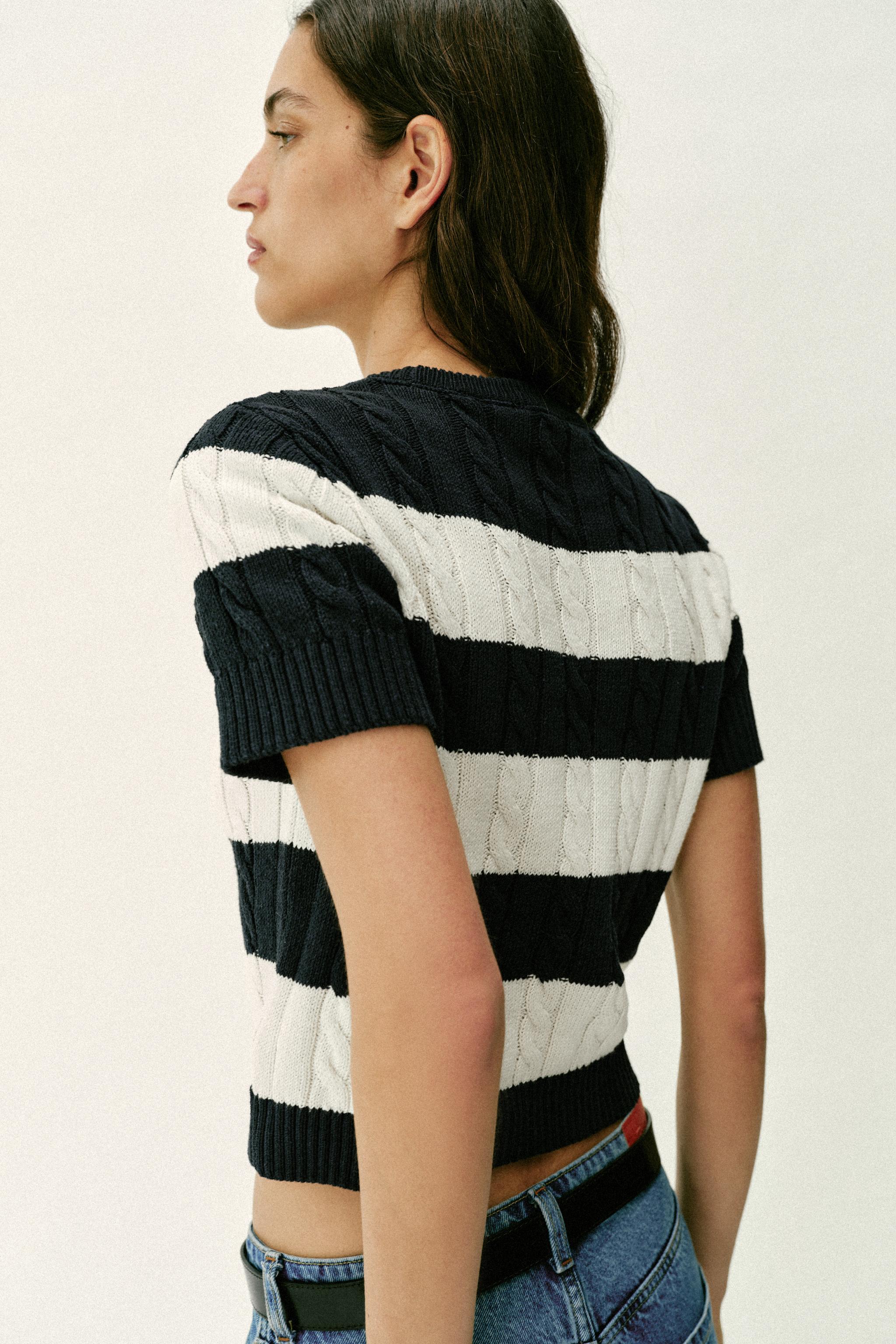 PULL EN MAILLE À RAYURES ET TORSADES